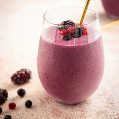 Smoothie z owocami leśnymi i tofu, Wegański koktajl z tofu i owocami - smoothie z tofu i owocami leśnymi