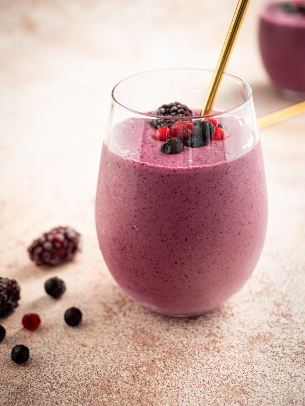 Smoothie z owocami leśnymi i tofu – wegański zdrowy koktajl pełen białka