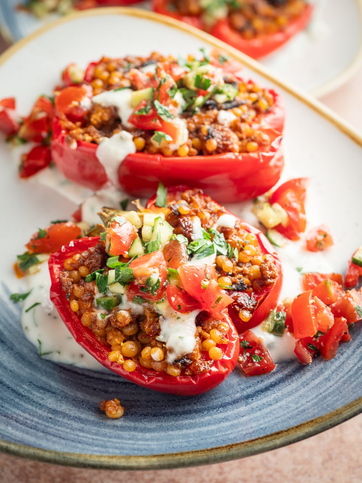 Wegańska papryka faszerowana z kaszą, grzybami i tofu Wegańska papryka faszerowana z kaszą, grzybami i tofu