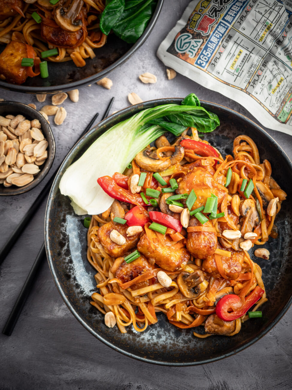 Chow mein z tofu i warzywami – szybki wegański makaron z woka!