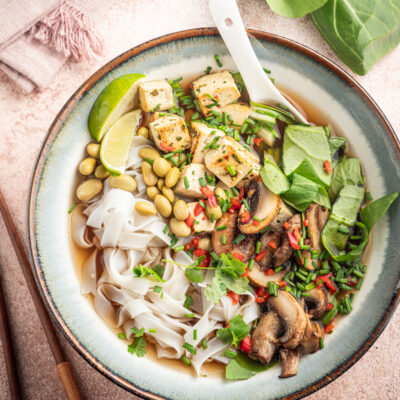 Wegańska zupa pho – warzywna wersja bez mięsa