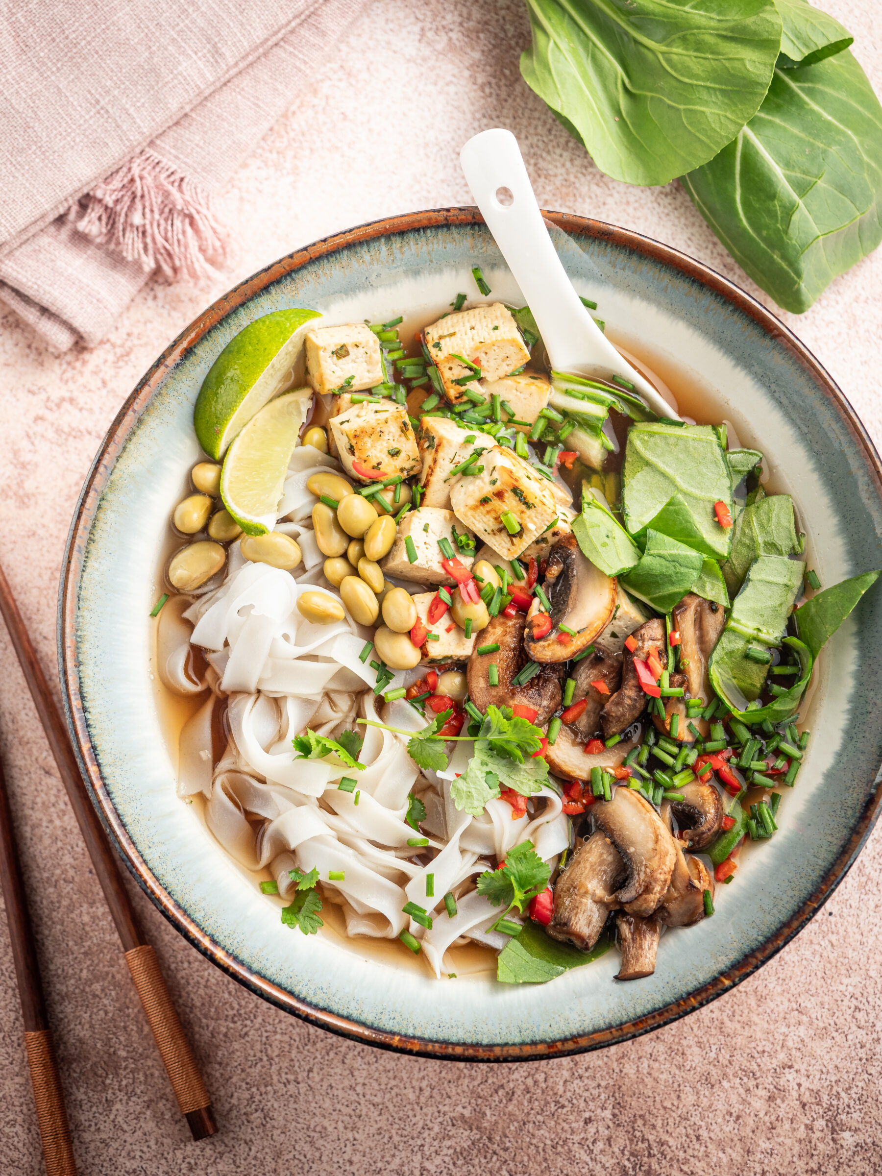 Wegańska zupa pho – warzywna wersja bez mięsa Wegańska zupa pho – warzywna wersja bez mięsa