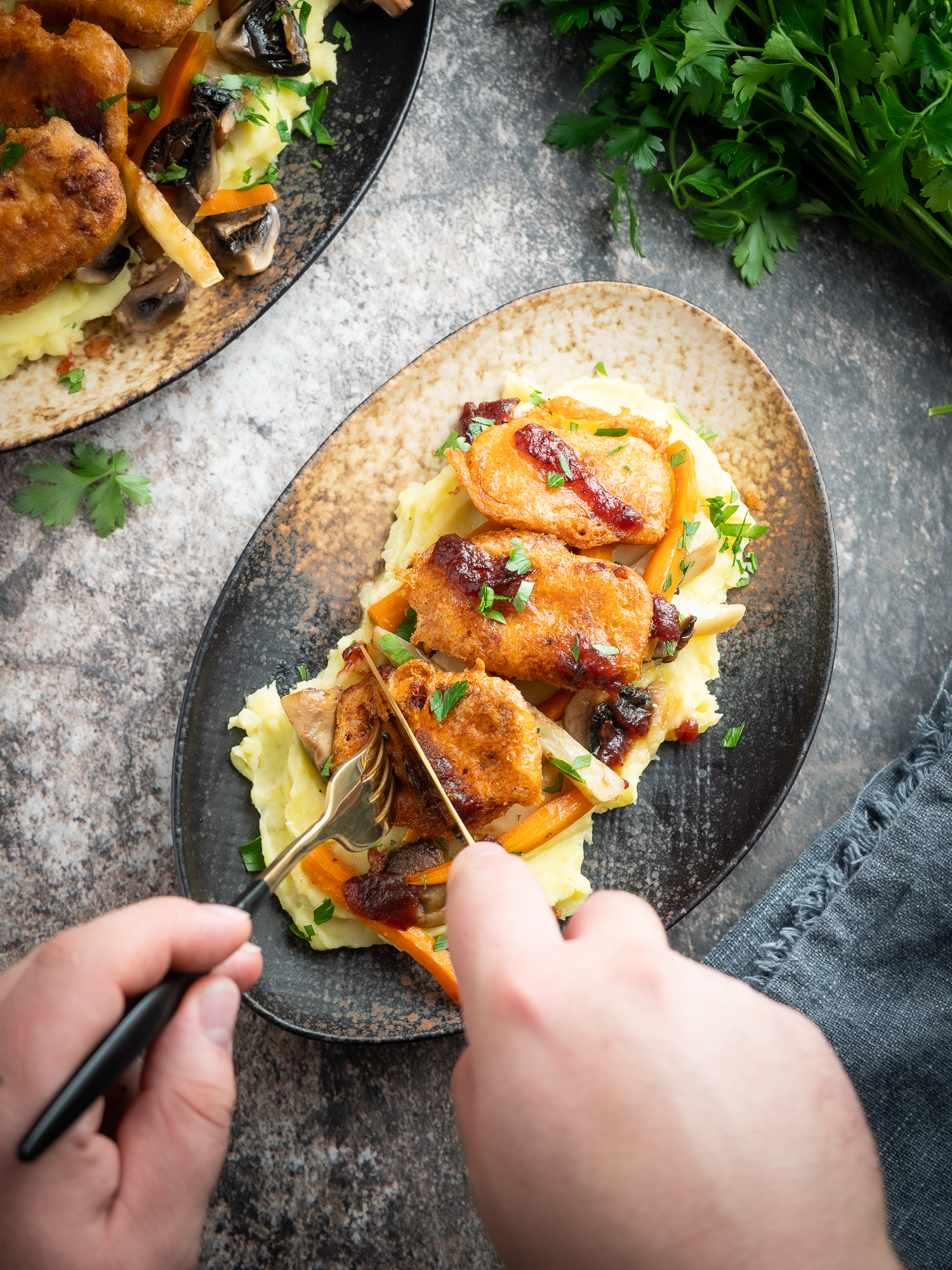 Tofu w cieście piwnym – chrupiące tofu z puree jabłkowo-czosnkowym i sosem żurawinowym 6 Tofu w cieście piwnym – chrupiące tofu z puree jabłkowo-czosnkowym i sosem żurawinowym