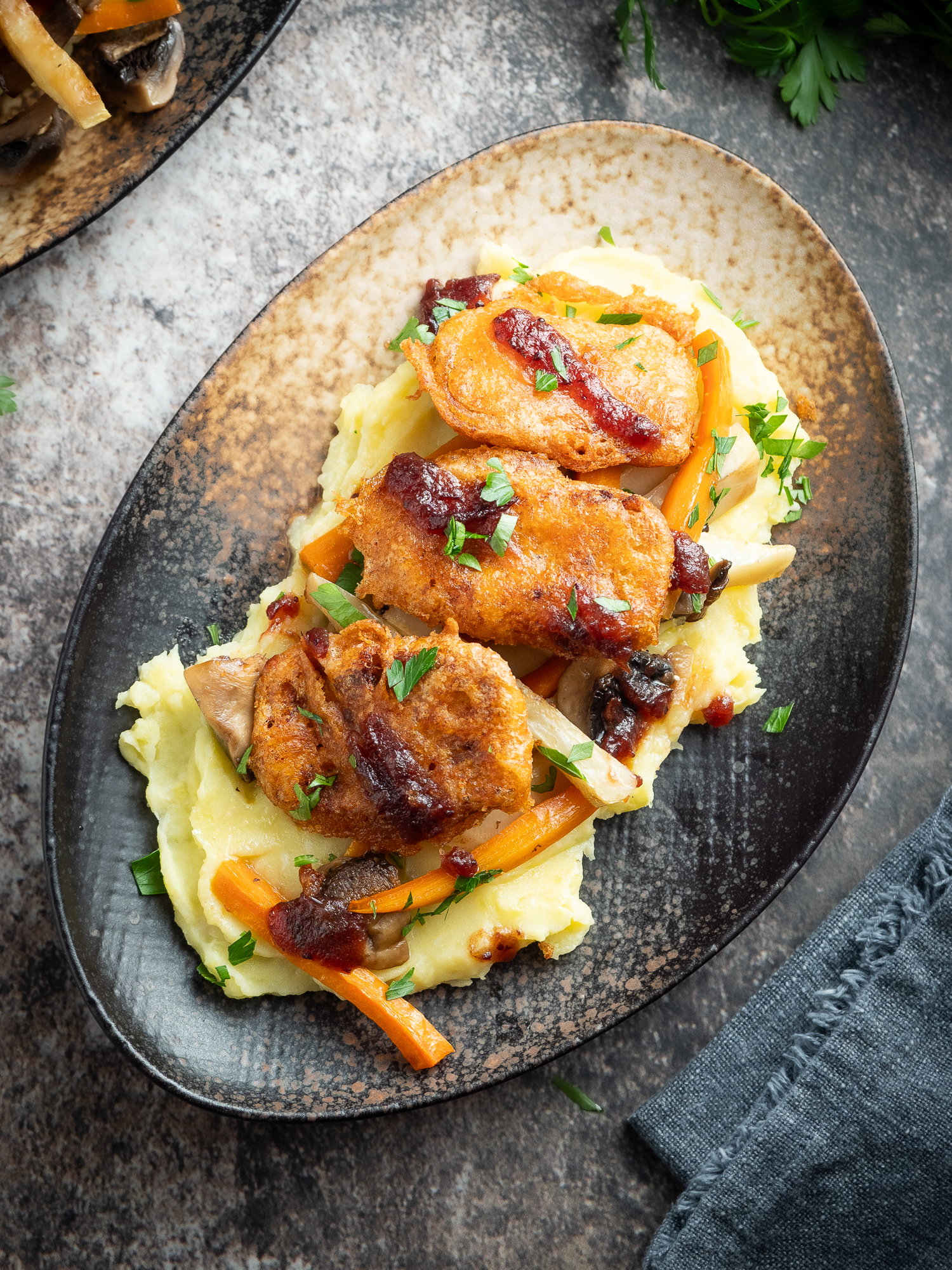 Tofu w cieście piwnym – chrupiące tofu z puree jabłkowo-czosnkowym i sosem żurawinowym Tofu w cieście piwnym – chrupiące tofu z puree jabłkowo-czosnkowym i sosem żurawinowym