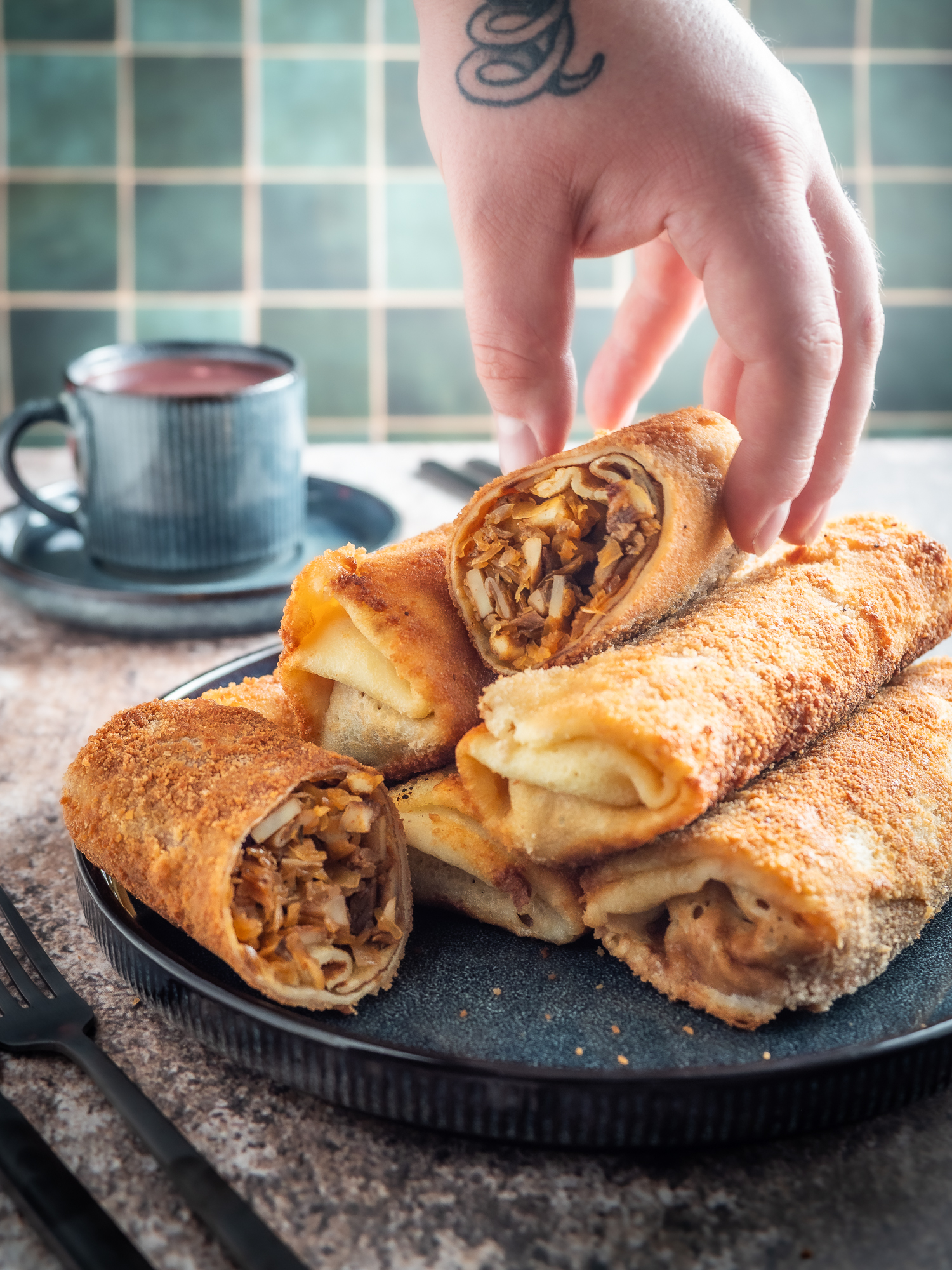 Wegańskie krokiety z kapustą kiszoną, wędzonym tofu i śliwką Wegańskie krokiety z kapustą kiszoną, wędzonym tofu i śliwką