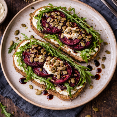 Kanapka z burakiem, serem kozim i rukolą – szybki przepis z chrzanem 8 Kanapka z burakiem, serem kozim i rukolą – szybki przepis z chrzanem