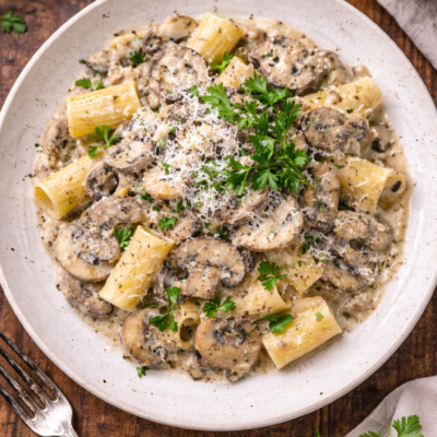 Makaron z pieczarkami w sosie śmietanowym – przepis