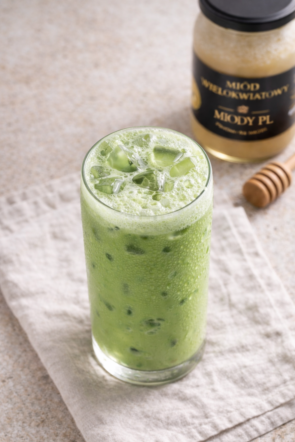 Matcha latte z miodem na zimno – prosty przepis 2 Matcha latte z miodem na zimno – prosty przepis