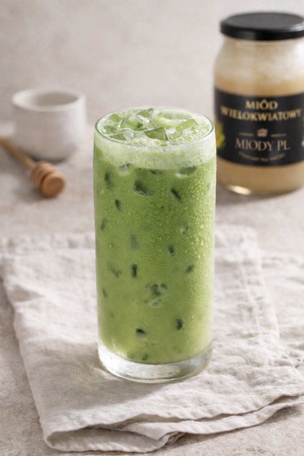 Matcha latte z miodem na zimno – prosty przepis Matcha latte z miodem na zimno – prosty przepis