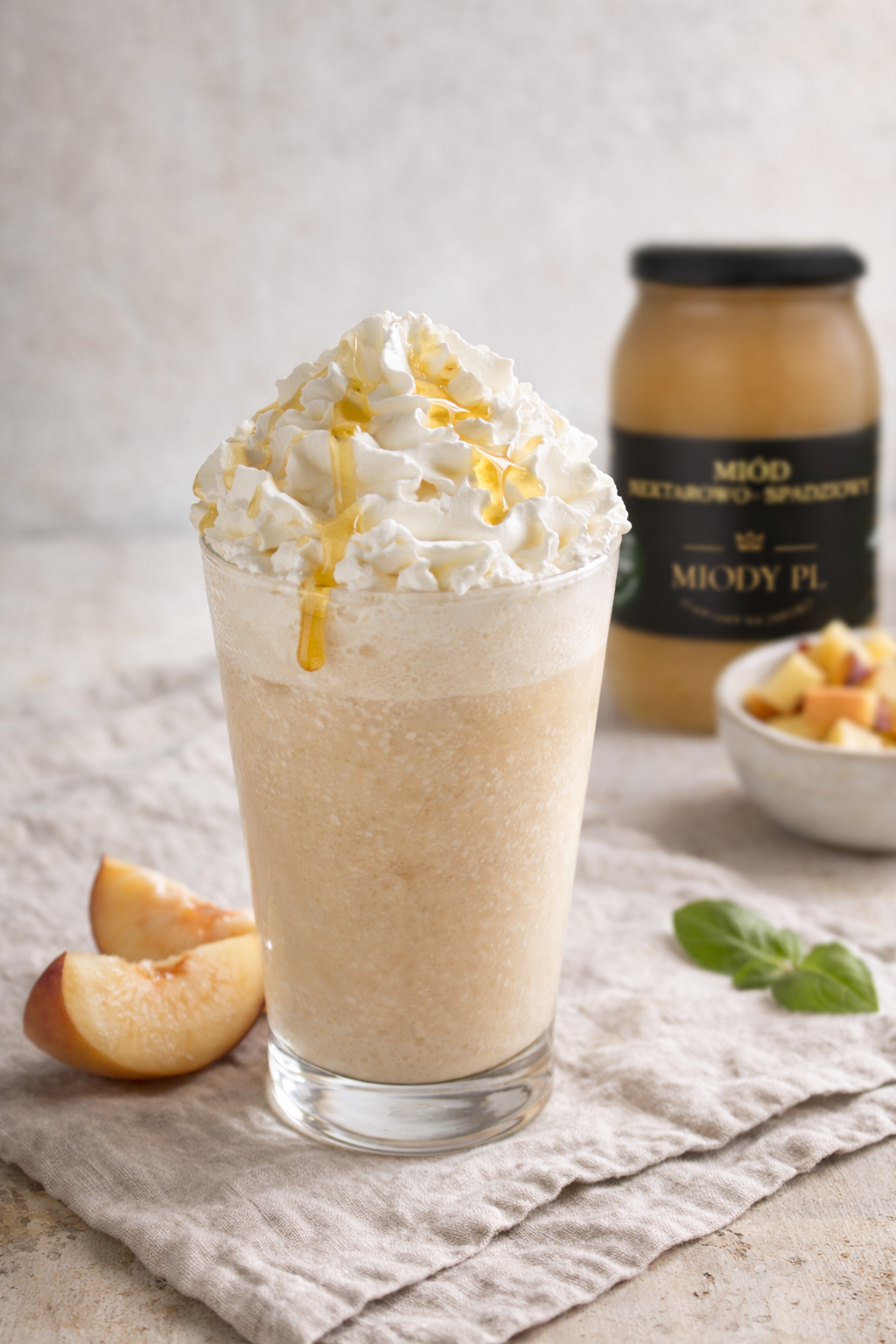 Kawa mrożona z brzoskwinią i miodem – kremowa i orzeźwiająca Kawa mrożona z brzoskwinią i miodem – kremowa i orzeźwiająca